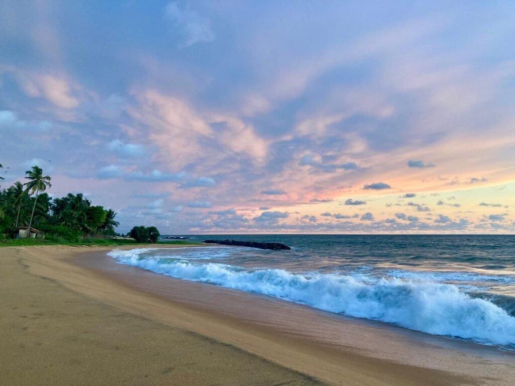 Beautiful beach in Marawilla Sri Lanka with crashing waves and pinky sunset Belle plage in Marawilla Sri Lanka et des vagues ainsi que le coucher du soleil